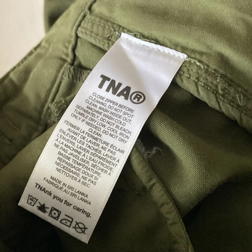 Aritzia TNA Women’s Supply Cargo Pant Size 4 Olive Green spotless new condition
